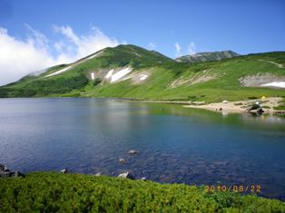 白馬大池と右奥は小蓮華山