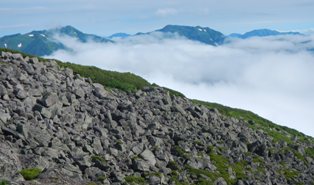 石狩岳（左）と音更山