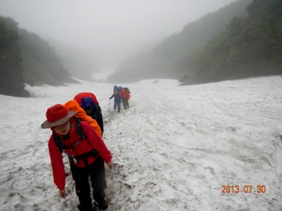 大沢の雪渓を登る