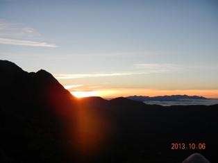 明神岳に右手から朝日が登る