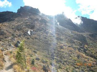 登路の近くからも噴煙を上げる焼岳