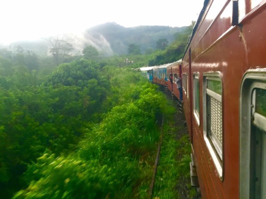 登ってきた南壁をバックに記念撮影